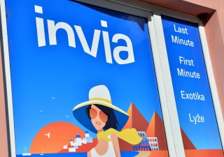 Invia nabízí nákup zájezdů na třetiny. Ekonomové před tím varují