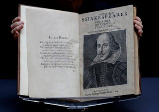 Londýnská akční síň Christie's příští týden vystaví šest vzácných výtisků původního vydání Prvního folia, tedy prvního souboru děl dramatika Williama Shakespeara. Aukční síň uvedla, že půjde o největší výstavu těchto tisků v Británii.