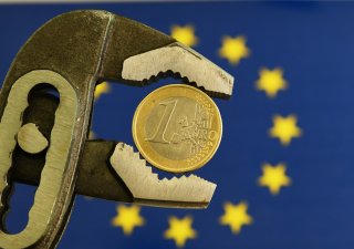 Euro kvůli nervozitě kolem bank prudce klesá.