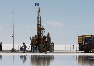 Těžba lithia v solné poušti Salar de Uyuni na jihu Bolívie.