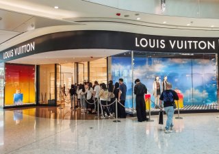 Lidé před obchodem Louis Vuitton v Šanghaji