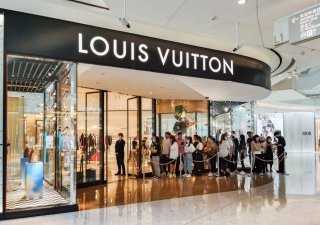 Lidé před obchodem Louis Vuitton