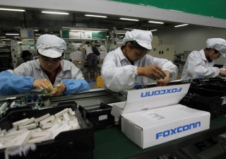 Pracovníci továrny Foxconnu v čínském Šen-čenu vyrábějící zejména pro Apple