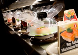 Sushi na pásech v restauracích, nazývaných kaitenzushi.