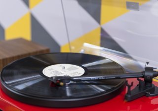 Vinylové desky jsou opět u posluchačů v kurzu. A vydavatelství se tomu přizpůsobují.