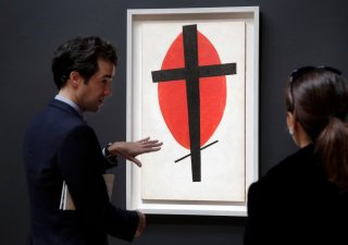 Obraz Kazimira Maleviče s názvem Mystic Suprematism (Black Cross on Red Oval) vystavený v roce 2015 v aukční síni Sotheby´s v New Yorku. Odhadovaná prodejní cena tehdy činila 45 milionů dolarů (téměř miliardu korun)