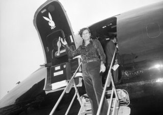 Zakladatel časopisu Playboy Hugh Hefner před ikonickým firemním letadlem na archivním snímku z roku 1971.