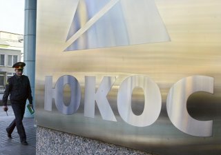 Rusko musí zaplatit 50 miliard dolarů akcionářům Jukosu