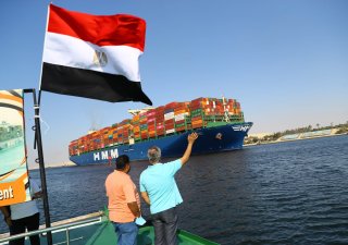 kontejnerová loď proplouvá Suezským průplavem