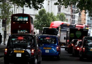 V Londýně začalo platit rozšíření nízkoemisní zóny (ULEZ) na prakticky celé hlavní město navzdory kritikům, podle kterých opatření zhorší krizi rostoucích životních nákladů, napsala agentura Reuters. Vjezd do zóny je zatížen denním poplatkem 12,50 liber (352 korun) pro vozidla, která nesplňují přísné emisní požadavky.