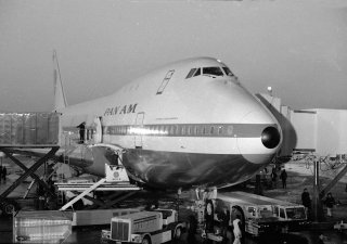 Boeing 747 přezdívaný Jumbo-Jet nebo Královna nebes při přípravě k jednomu ze svých prvních letů, a to z newyorského letiště J. F. Kennedyho v lednu 1970.