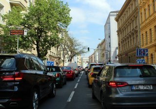 Dopravní zácpy v Praze jsou dílem příčinou nedostupného bydlení v metropoli