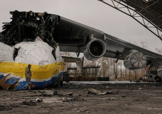 Trosky kdysi největšího dopravního letadla na světě Antonov An-225 Mrija na ukrajinském letišti Hostomel. Zničila ho ruská armáda hned po začátku invaze na Ukrajinu.