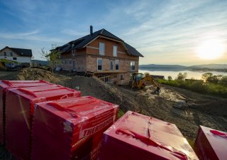 Developerská výstavba na levém břehu lipenského jezera