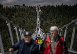 Za první rok provozu přešlo po nejdelším visutém mostě pro pěší na světě v horském resortu Dolní Morava na Orlickoústecku asi 290.000 lidí.