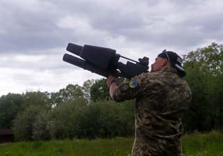 Ukrajinský voják míří protidronovou puškou