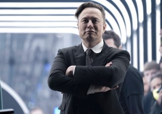 Elon Musk v továrně Tesly poblíž Berlína