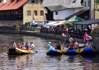 Vodácká sezona na Vltavě v Českém Krumlově ve své prázdninové fázi. Vodáci převážně řeku splouvají na kanoích či raftech z četných půjčoven. Snímek je z 15. července 2022.