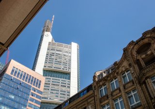 Příkladem je náročný proces refinancování kancelářské budovy v londýnské City nebo komplikovaný prodej budovy Commerzbank Tower (na snímku) v německém finančním centru Frankfurt nad Mohanem.