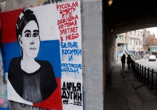 Graffiti på en vegg i Beograd til minne om datteren til den russiske ultranasjonalistiske ideologen Alexander Dugin, Darya Dugin, som ble drept i et bombeangrep i Moskva i august.