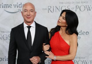 Bezos prodal obří balík akcií Amazonu. Na snímku se svojí snoubenkou Lauren Sánchezovou.