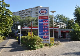 V Německu od 1. září přestala platit nižší daň na pohonné hmoty, ceny benzinu i dieselu se tak přes noc skokově zvýšily.