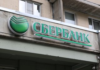 Logo Sberbanky na její pobočce v ruském Petrohradě