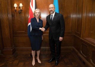 Britská premiérka Liz Trussová a ukrajinský premiér Denys Šmyhal na zasedání Valného shromáždění OSN 21. září 2022.