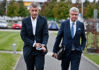 Andrej Babiš a Karel Havlíček (oba ANO) přicházejí do volebního štábu