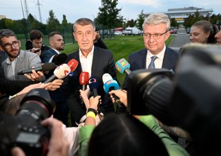 Sledování výsledků komunálních a senátních voleb ve štábu hnutí ANO, 24. září 2022, Praha. Zleva předseda hnutí Andrej Babiš a místopředseda Karel Havlíček.