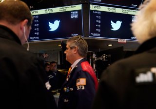 Symbol pro Twitter se objevil na monitorech newyorské burzy v úterý 4. října 2022. Obchodování s akciemi Twitteru bylo tehdy zastaveno poté, co akcie prudce vzrostly po zprávách, že Elon Musk bude pokračovat ve své transakci v hodnotě 44 miliard dolarů.