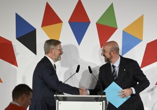 Oficiální tisková konference na závěr neformálního summitu Evropské unie, 7. října 2022, Pražský hrad. Zleva český premiér Petr Fiala a šéf Evropské rady Charles Michel.