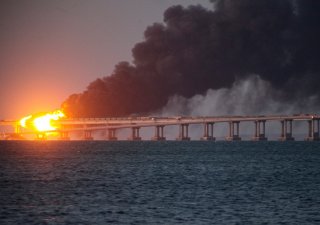 Kerčský most mezi Krymem a Ruskem poškozený při bombovém útoku
