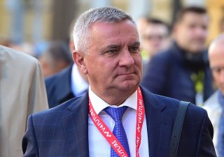 Vedoucí Kanceláře prezidenta republiky (KPR) Vratislav Mynář si za deset let ve funkci vydělal na platu a odměnách téměř 17,4 milionu korun po zdanění.