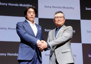 Šéfové společného podniku Sony Honda Izumi Kawaniši (vlevo) a Yasuhide Mizuno