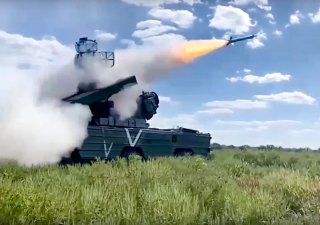 Fotografie pořízená z videa zveřejněného tiskovou službou ruského ministerstva obrany v neděli 16. října 2022 ukazuje ruský vojenský taktický raketový systém země-vzduch krátkého doletu Osa odpalující rakety na ukrajinské jednotky na nezveřejněném místě.