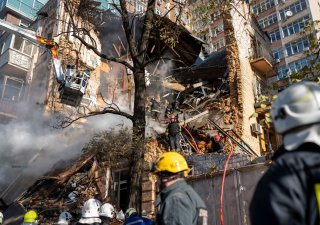 Hasiči likvidují požár domu v Kyjevě 8. října 2022 po ruském bombardování města.