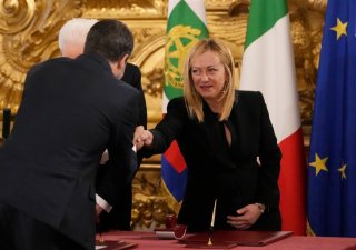 V Římě složila do rulou prezidenta Sergia Mattarelly přísahu šéfka postfašistické strany Bratři Itálie (FdI). Giorgia Meloniová se stává první ženou v čele italského kabinetu a první vůdkyní krajně pravicové strany, která bude zemi řídit.