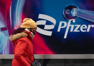 Americká farmaceutická společnost Pfizer, jeden z hlavních výrobců vakcíny proti covidu-19, loni zvýšila tržby o 21,3 procenta na rekordních 100,3 miliardy dolarů.