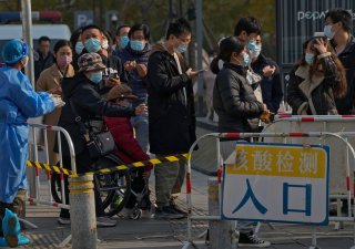 Lidé v Číně čekají na každodenní pravidelné testování na covid.