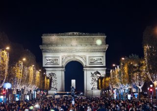 Paříž představila vánoční osvětlení své nejznámější ulice, třídy Champs-Élysées. Letos se bude svítit úsporněji než obvykle, přesto ale světla ozářila 400 stromů.