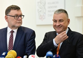 Zprava ministr průmyslu a obchodu Jozef Síkela (za STAN) a ministr financí Zbyněk Stanjura (ODS) na tiskové konferenci k zastropování cen energií pro velké firmy.