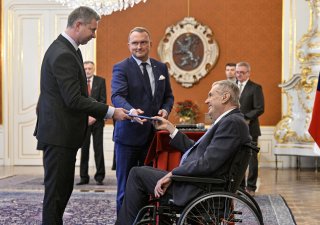 Prezident Miloš Zeman (vpravo) jmenoval Jana Kubíčka (vlevo) členem bankovní rady ČNB