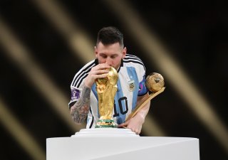Dočkal se, Lionel Messi líbá trofej pro mistra světa.