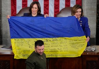 Ukrajinský prezident Volodymyr Zelenskyj věnoval 21. prosince Kongresu ukrajinskou vlajku popsanou vzkazy, kterou přivezl z osvobozeného města Bachmut.