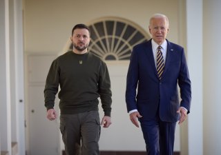 Prezidenti Zelenskyj (vlevo) a Biden mluvili o další pomoci Ukrajině.