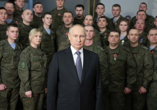 Ruský prezident Vladimir Putin nepřednesl novoroční projev tradičně v Kremlu, ale 31. prosince 2022 na blíže neurčené vojenské základně s vojáky v uniformách v pozadí.