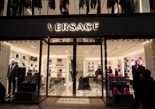Majitele značek luxusního zboží Michael Kors nebo Versace kupuje firma Tapestry