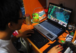 Čínský student hrající populární hru War of Worldcraft. Od 23. ledna 2023 ale hra kvůli sporům vývojářů přestala v Číně pro miliony lidí fungovat.