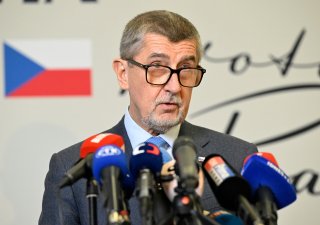 Prezidentský kandidát Andrej Babiš (ANO) zrušil dnešní výjezd do Hradce Králové a oznámil, že do druhého kola volby, které se uskuteční v pátek a sobotu, už kvůli výhrůžkám nepovede kontaktní kampaň.